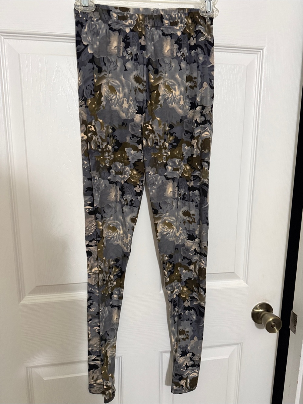 Floral Print Stretch Leggings in Gray and Olive